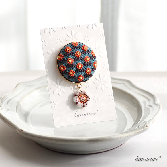 刺繍のブローチ・レトロ《オレンジのお花》 2枚目の画像