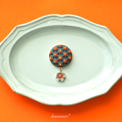 刺繍のブローチ・レトロ《オレンジのお花》 1枚目の画像
