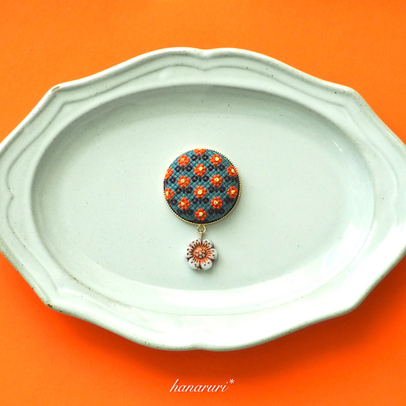 刺繍のブローチ・レトロ《オレンジのお花》 1枚目の画像