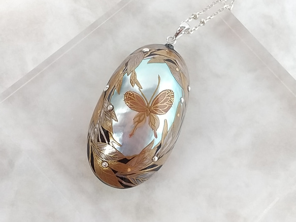 蒔絵ネックレス /蝶と木の葉/maki-e necklace/butterfly & leaves 2枚目の画像