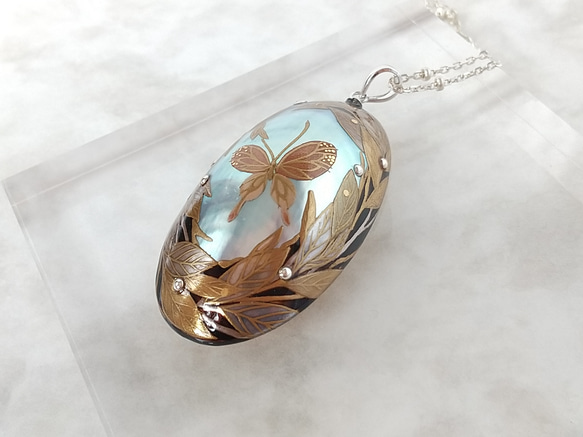 蒔絵ネックレス /蝶と木の葉/maki-e necklace/butterfly & leaves 3枚目の画像