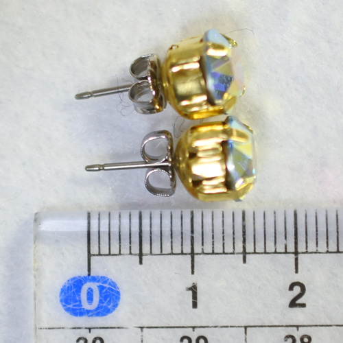 スワロフスキー・レアカラーチャトンのピアス（8mm・アクア