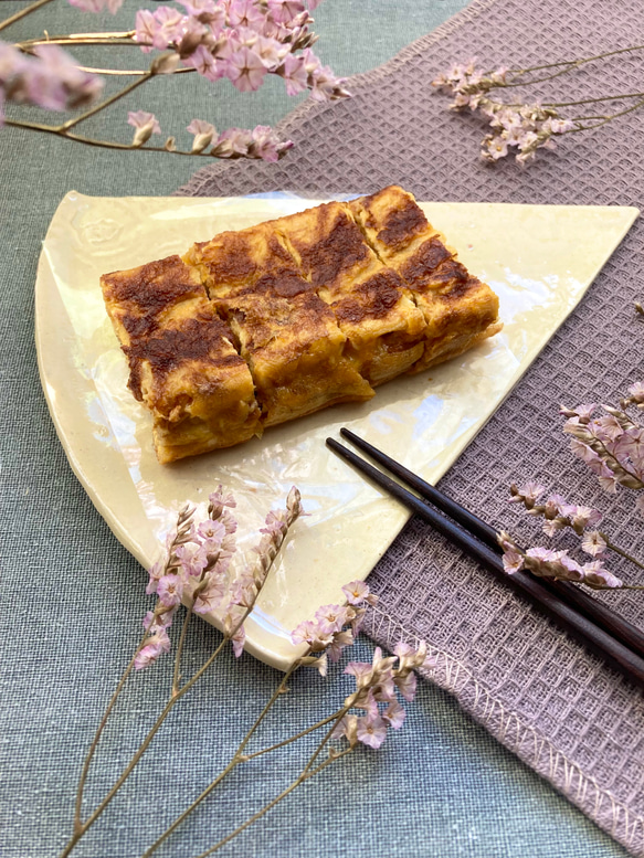 誕生日おやつ・食事・晩酌に活躍！ケーキにぴったりな三角皿！薔薇の花がさりげなく上品さをかもし出す〜バラ柄三角プレート〜 6枚目の画像