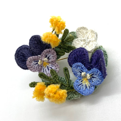 【春色新作2024】立体刺繍の野の花のリースブローチ(ビオラ.あじさい.ミモザ) 2枚目の画像