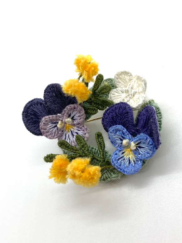 【春色新作2024】立体刺繍の野の花のリースブローチ(ビオラ.あじさい.ミモザ) 2枚目の画像