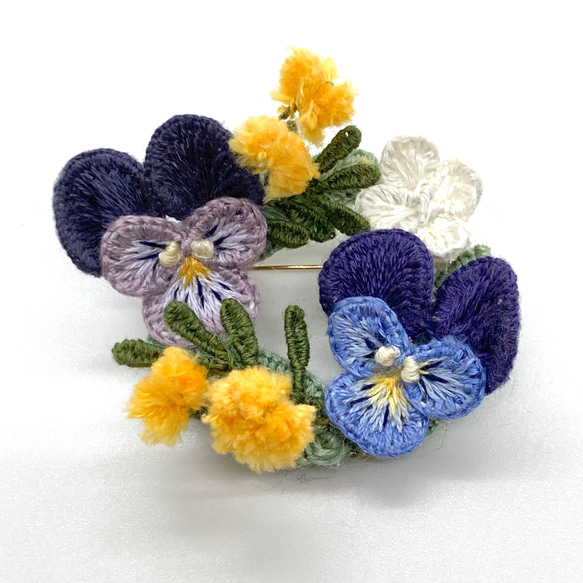 【春色新作2024】立体刺繍の野の花のリースブローチ(ビオラ.あじさい.ミモザ) 1枚目の画像