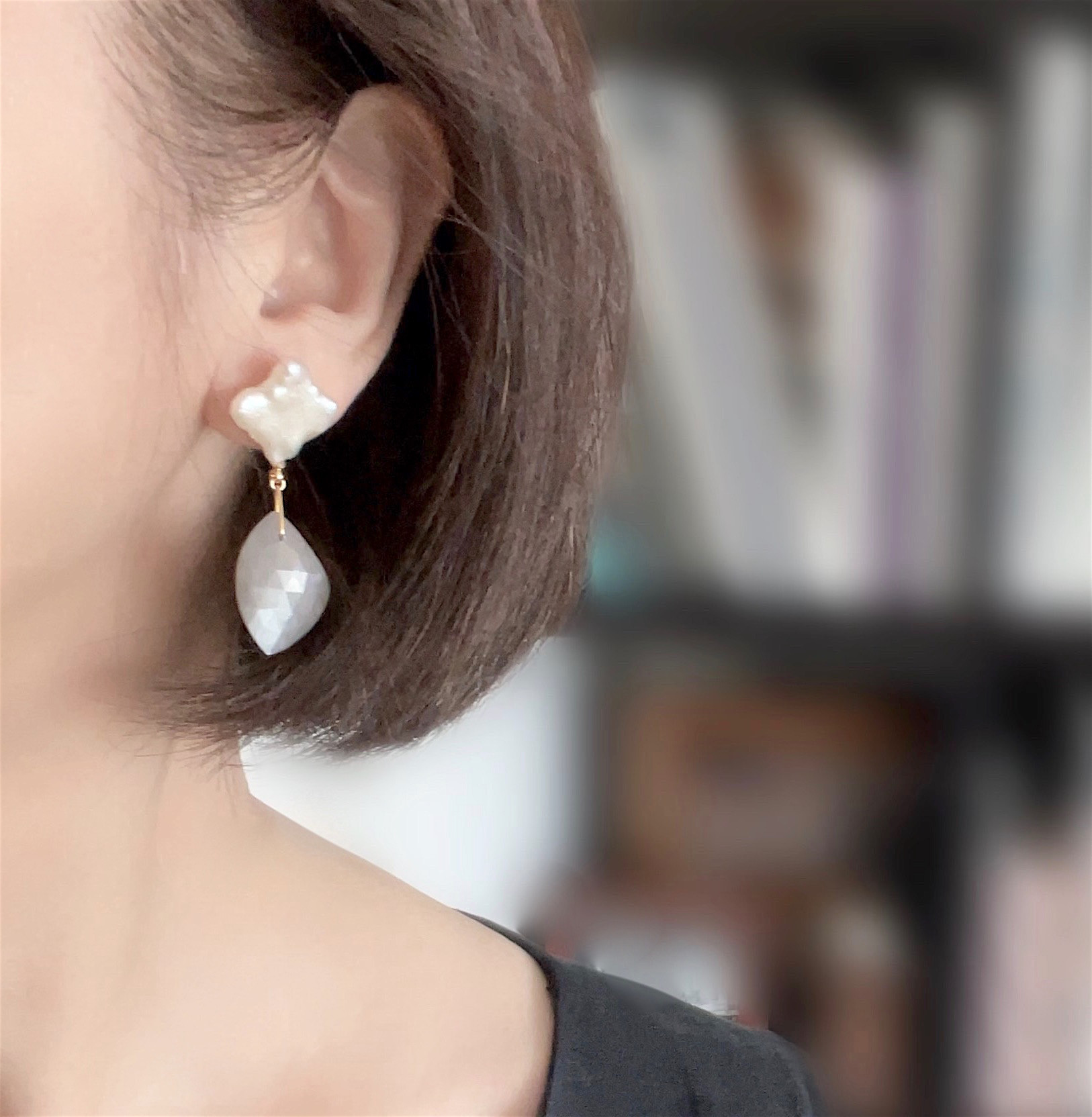 大粒バロックパール　クローバー型のパールと、シルバームーンストーンの揺れるピアス