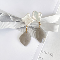 大號巴洛克珍珠三葉草形珍珠和銀色月光石懸垂耳環 第1張的照片