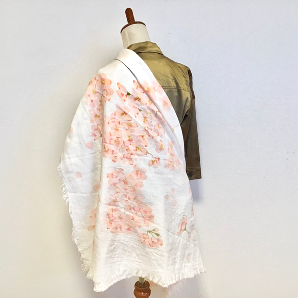 桜の型染大判スカーフ　コットン 4枚目の画像