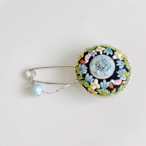 刺繍カブトブローチ ブローチ Ribbit リビット 通販 17192238｜Creema