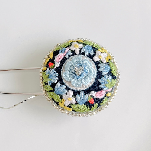 刺繍カブトブローチ ブローチ Ribbit リビット 通販 17192238｜Creema