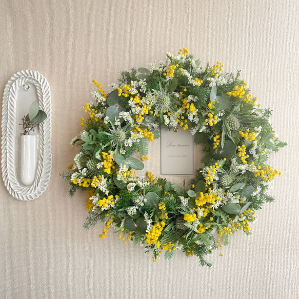 ミモザとブルースターチスのリース　ミランドールミモザ　貝細工　春 ミモザとブルースターチスのリース ミランドールミモザ 貝細工 春