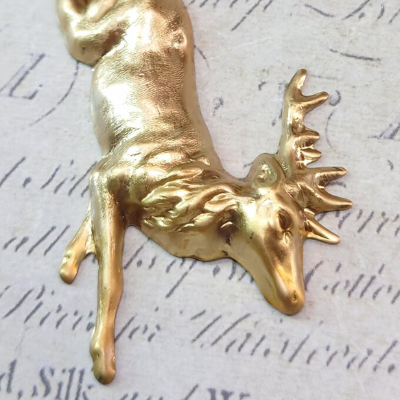 BEHOLD− 真鍮製 鹿 L 左向き 1個 カンなし トナカイ アメリカ製 パーツ スタンピング ヴィンテージ風 3枚目の画像