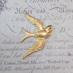 BEHOLD− 真鍮製 燕 1個 翼に一箇所穴有り ツバメ 鳥 アメリカ製 パーツ スタンピング ヴィンテージ風 1枚目の画像