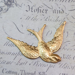 BEHOLD− 真鍮製 燕 1個 翼に一箇所穴有り ツバメ 鳥 アメリカ製 パーツ スタンピング ヴィンテージ風 2枚目の画像