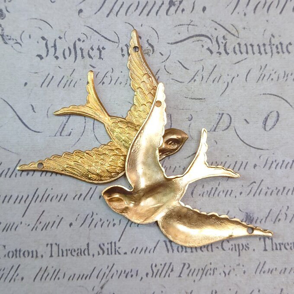 BEHOLD− 真鍮製 燕 1個 翼に二箇所穴有り ツバメ 鳥 アメリカ製 パーツ スタンピング ヴィンテージ風 3枚目の画像