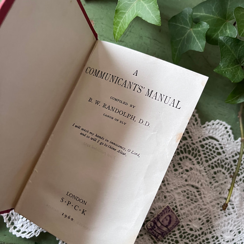 英国で出会った♪1960年版 小さな布張りのエンボスの古書「A