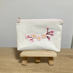 桜の刺繍ポーチ(桜のチャーム付き) 1枚目の画像