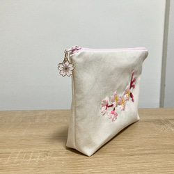 桜の刺繍ポーチ(桜のチャーム付き) 2枚目の画像