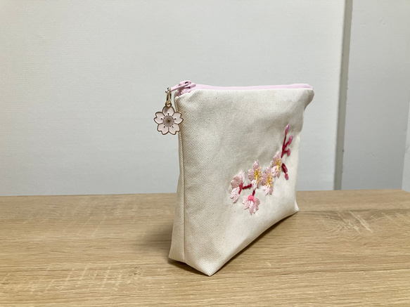 桜の刺繍ポーチ(桜のチャーム付き) 2枚目の画像
