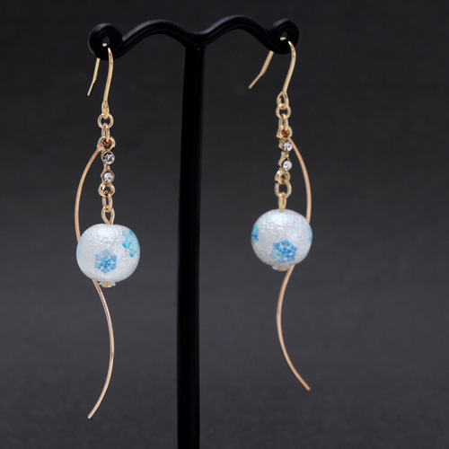 揺れる雪玉(1181) ピアス/イヤリング/ノンホールピアス/樹脂ピアス 