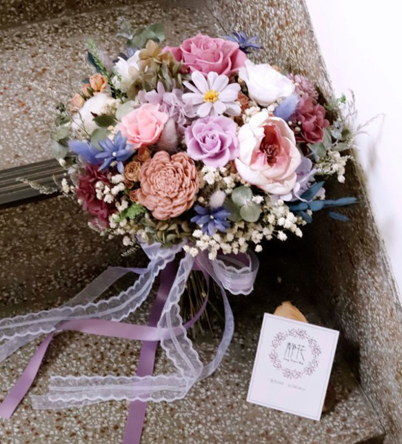 【客製新娘捧花】結婚訂婚捧花／永生玫瑰／乾燥花／圓形捧花／結婚／婚禮／外拍 第1張的照片