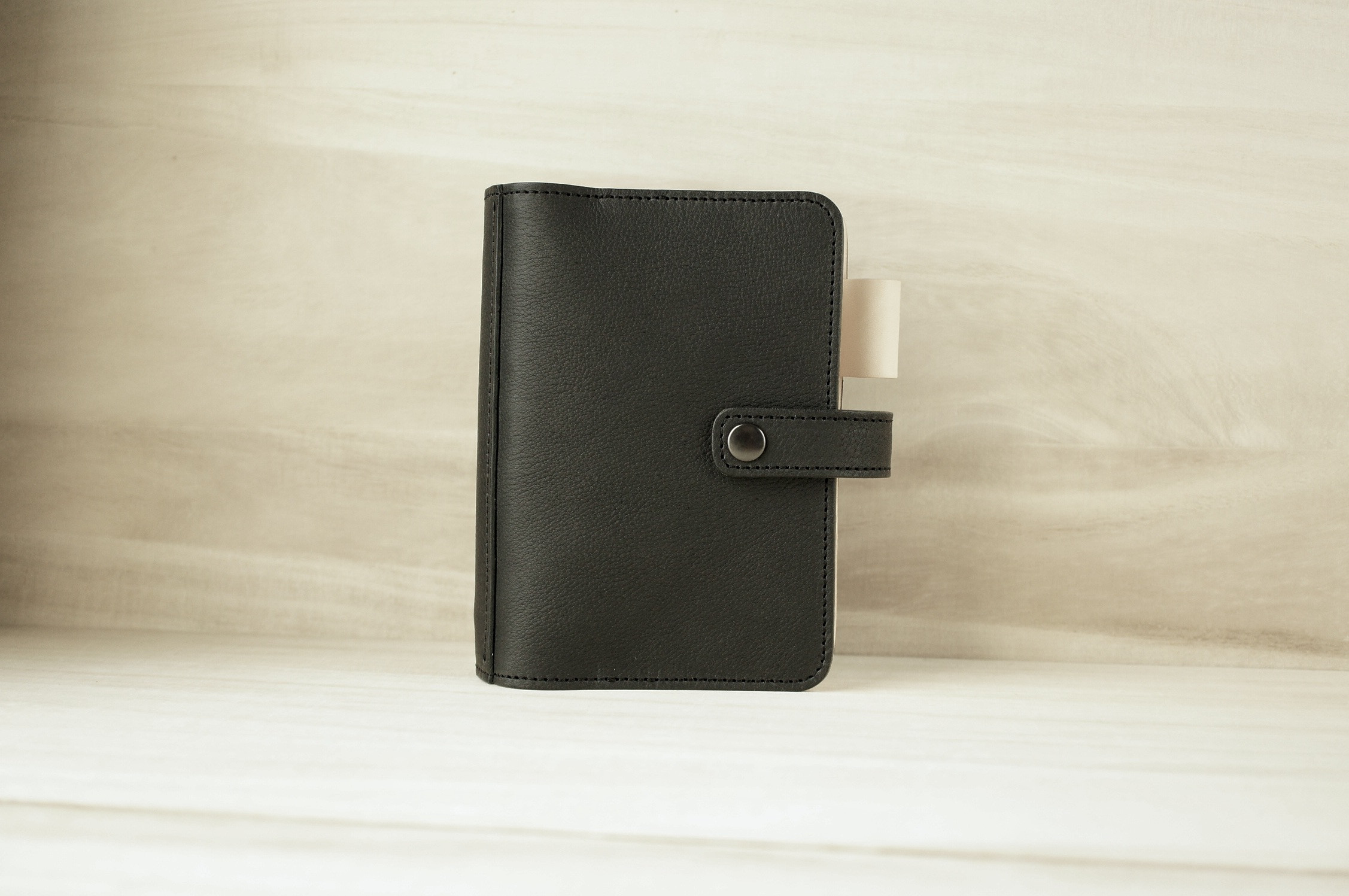 落ち着いた大人の黒色　たっぷり挟める柔らかい風合いが優しいシュリンクヌメのミニ6システム手帳