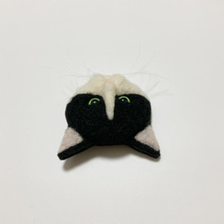 羊毛フェルト 猫ブローチ ハチワレ 4枚目の画像