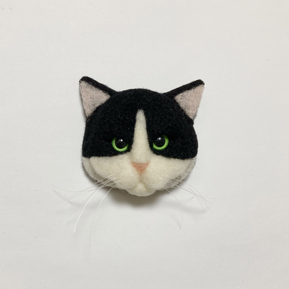羊毛フェルト 猫ブローチ ハチワレ 1枚目の画像