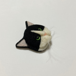 羊毛フェルト 猫ブローチ ハチワレ 3枚目の画像