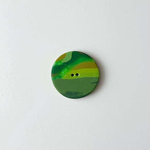 (ワケありな逸品)30mm二つ穴ボタン マーブル模様 ポリマークレイ 残り緑色のみ 飾りボタン 留め具 洗濯できる 1枚目の画像