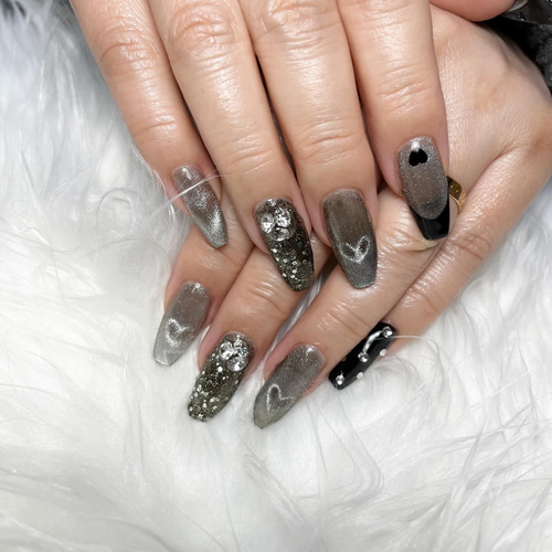 シアーブラックのハートマグネットネイル ワンホンネイル 大人ネイル