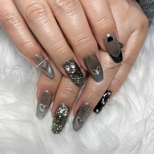 シアーブラックのハートマグネットネイル ワンホンネイル 大人ネイル