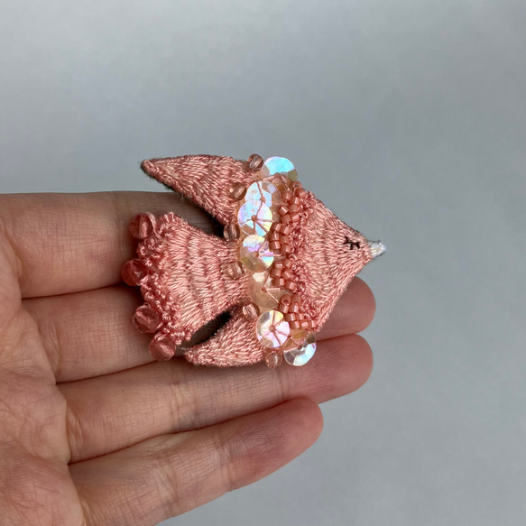 akane 草木染め糸をまとう刺繍鳥ブローチ 7枚目の画像