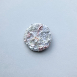 "haruno kaori"  一点もの刺繍丸型アートブローチ　やわらかな白とミルキーピンク 2枚目の画像