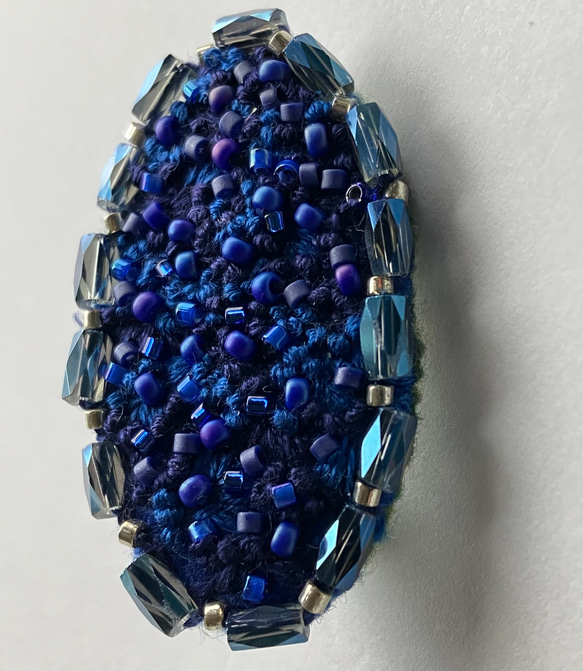 "宝石のようなブルーの刺繍オーバル型ブローチ" 濃いブルー　シックなブローチ　 3枚目の画像