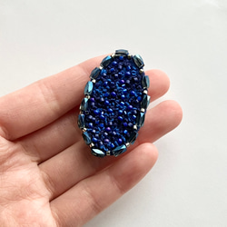 "宝石のようなブルーの刺繍オーバル型ブローチ" 濃いブルー　シックなブローチ　 5枚目の画像