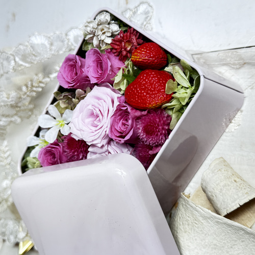 贈り物におすすめ‼️クッキー缶入り プリザーブドフラワー