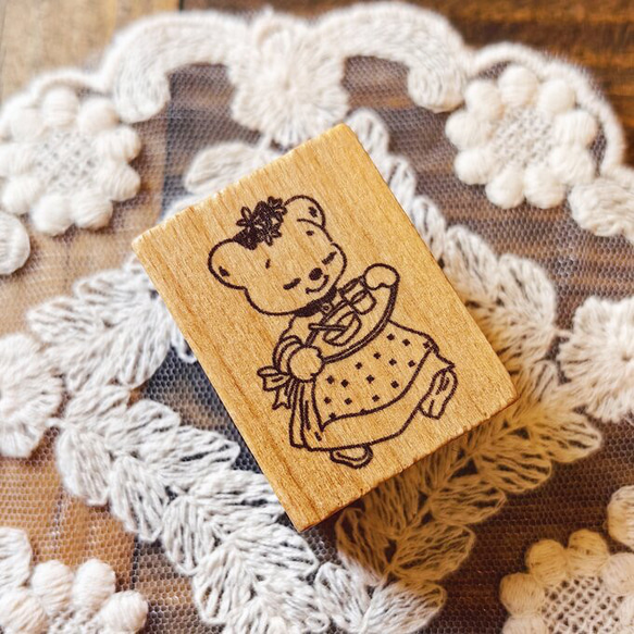 木製スタンプ くまの女の子 コラージュ素材 ハンコ 1枚目の画像