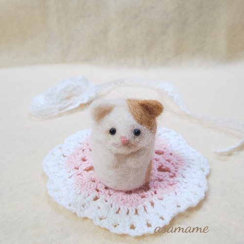 つぶらな瞳のネコさん ホワイトブラウン 羊毛フェルト 羊毛フェルト 