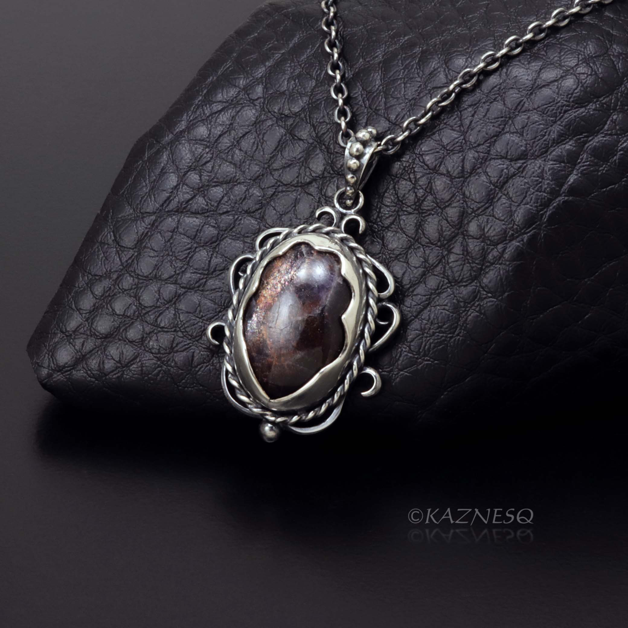 謎の輝き！サンストーンアイオライトのシルバーペンダント