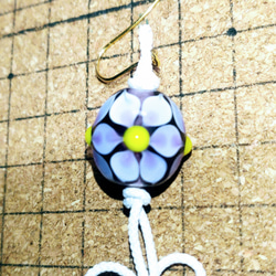 とんぼ玉と組紐のピアス 紫 4枚目の画像