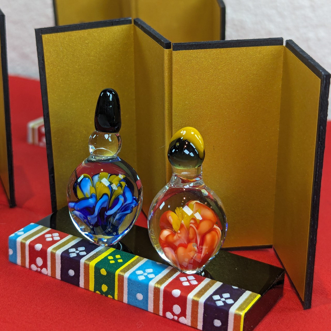 硝子のインプロージョン雛飾り（金屏風、黒塗板台付き）