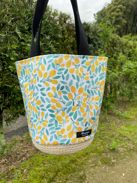 かわいい木の実の編みかごバック(手編みトートバック) 1枚目の画像