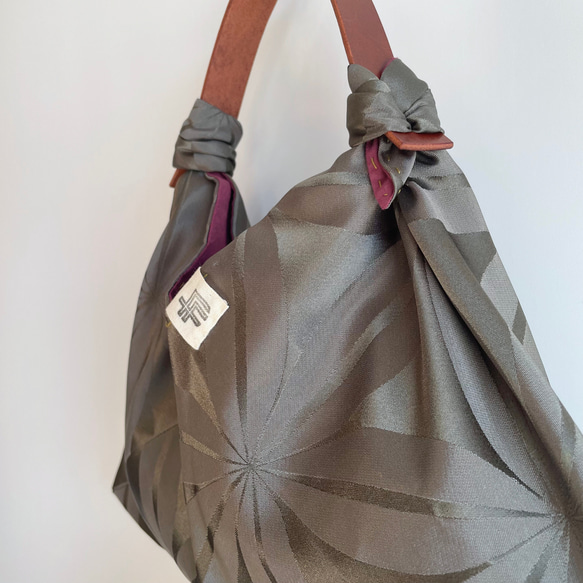 【1点もの】あずま袋 裏地付 ハンドバッグサイズ -絹ダークカーキ & 木綿赤紫 ＋特別ハンドル AZ411 4枚目の画像