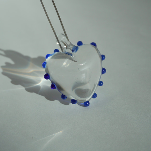ネックレス　ハート　ごつめ　大きめ　ブルー　透明　ガラス　ガラスネックレス　ガラスアクセサリー　透明感　アレルギー対応 3枚目の画像