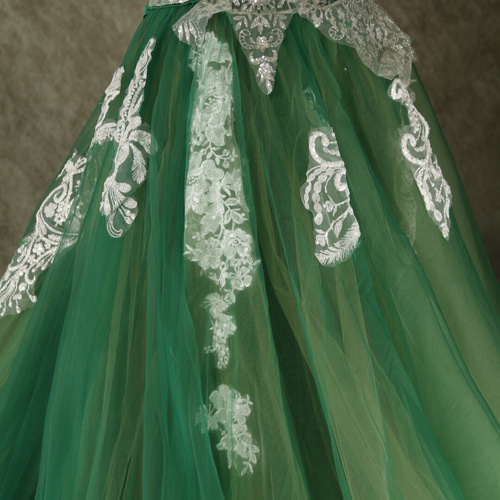 送料無料！カラードレス グリーン キラキラ光る刺繍 編み上げ チュール