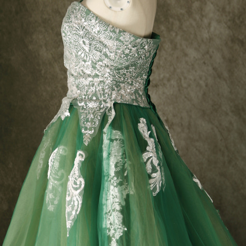 7～9号淡いグリーンのストーンとビーズ刺繍の銀糸レースでドレス全体が煌くドレス 7～9号淡いグリーンのストーンとビーズ刺繍の銀糸レースでドレス全体が