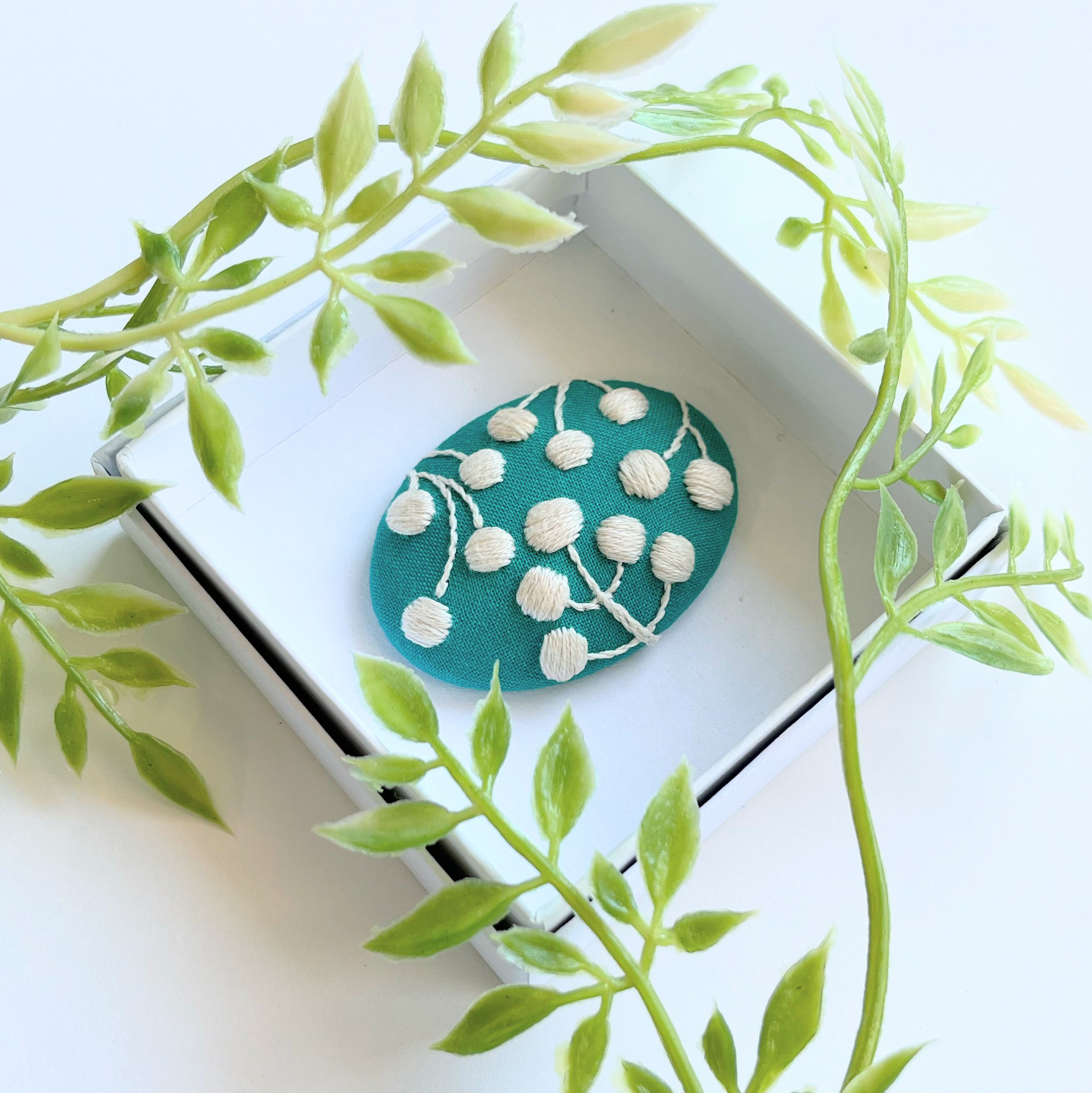 北欧風木の実の刺繍ブローチ【Botanical】#235