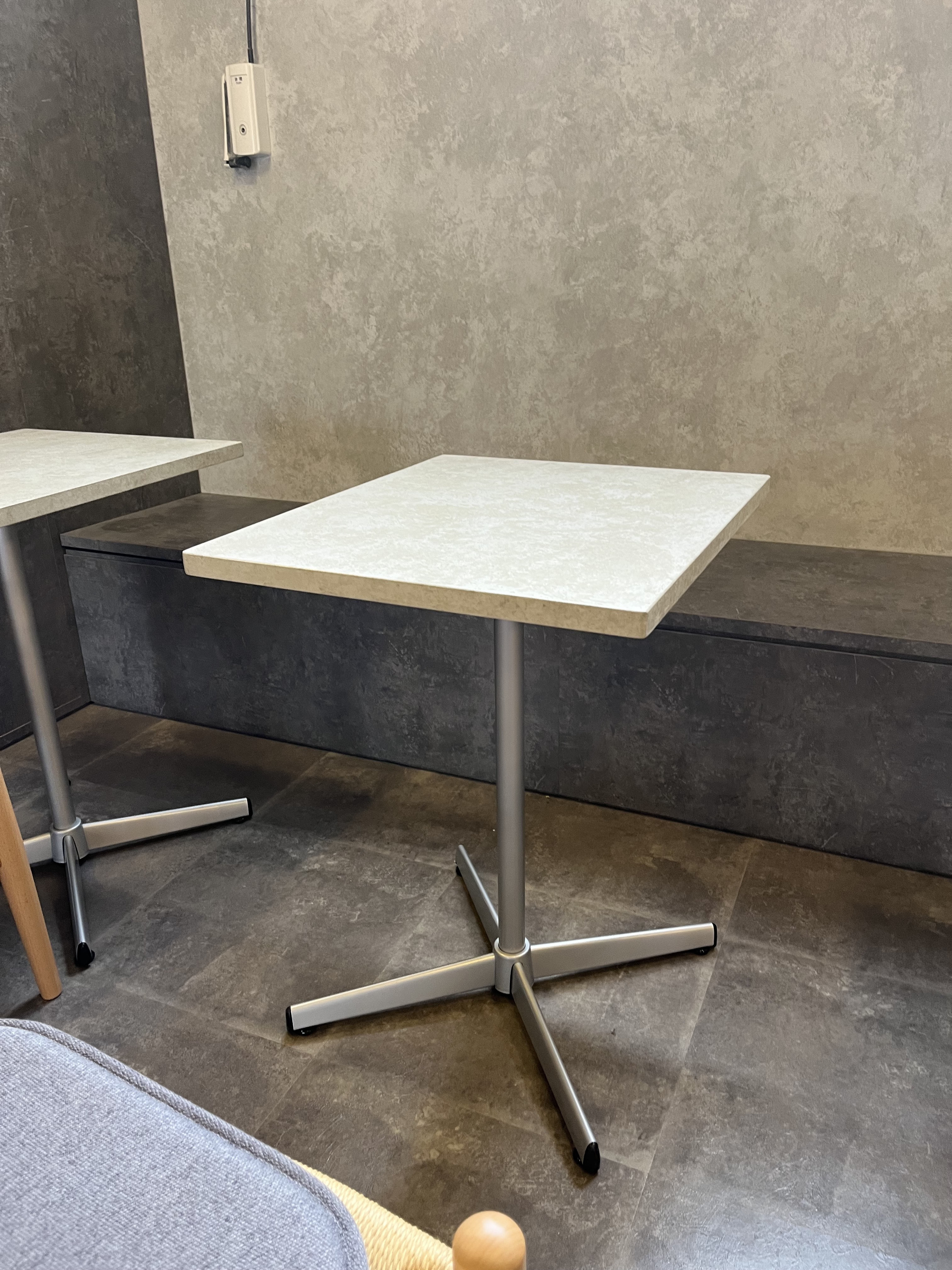 カフェテーブル　テーブル　　石っぽいテーブル